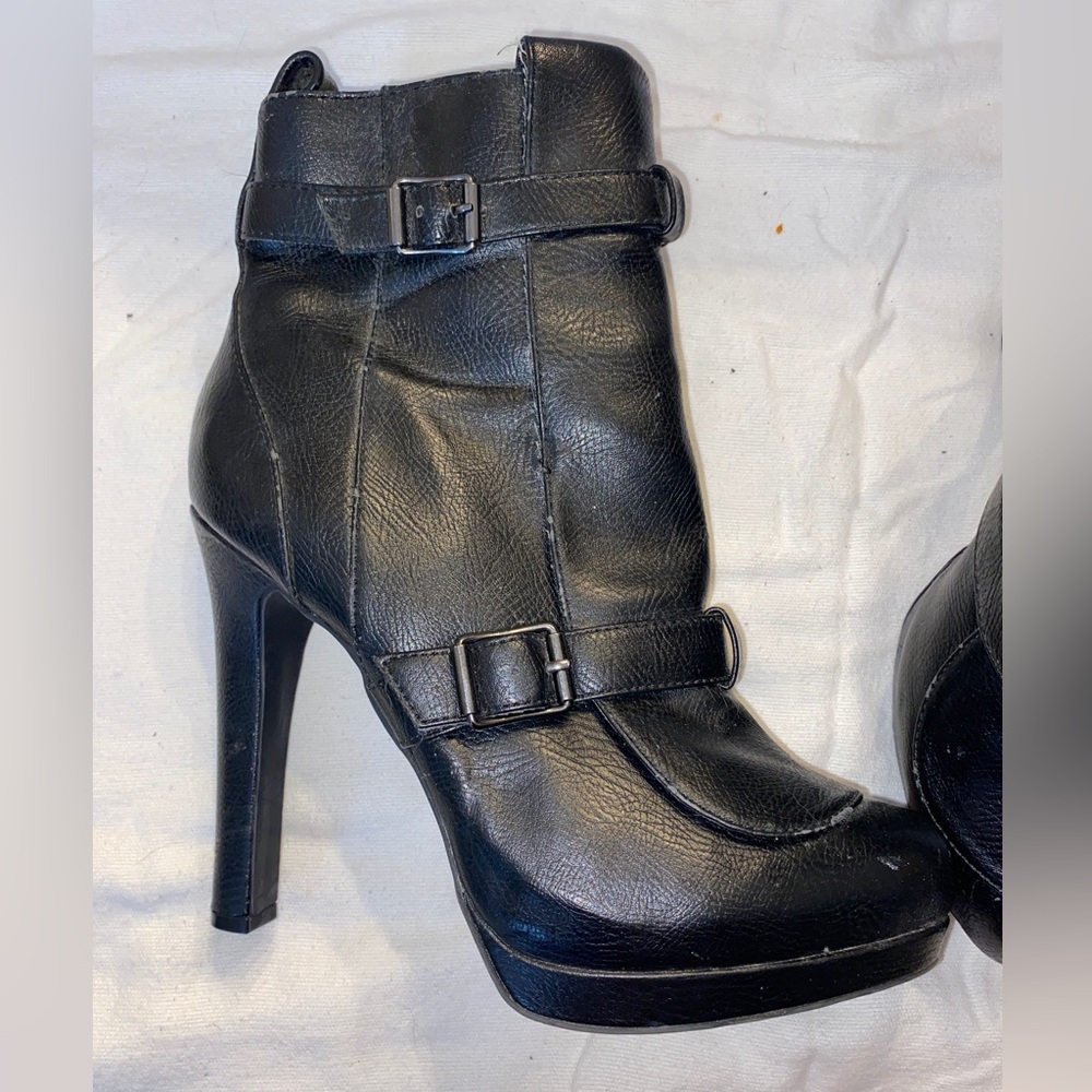 Vera Wang boots